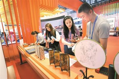 文博会文化产业综合馆A馆中国国家版本馆,文创产品吸引了许多专业观众。深圳特区报首席记者 杨少昆 摄