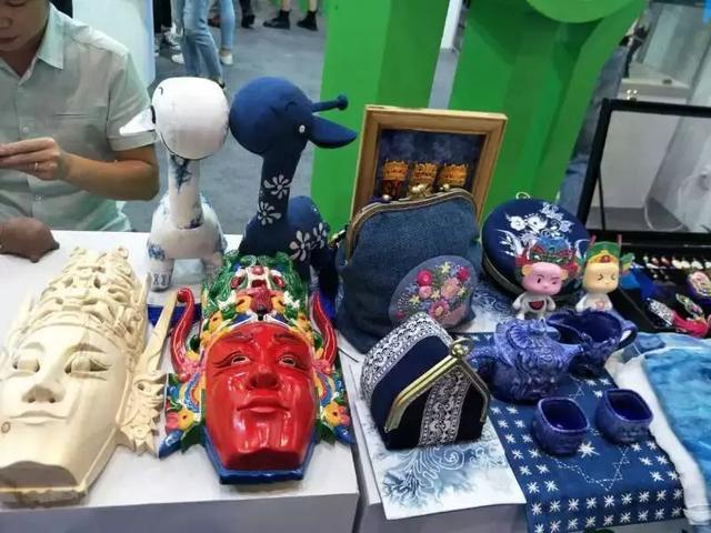 安顺市文创产品亮相“第六届中国西部旅游产业博览会”